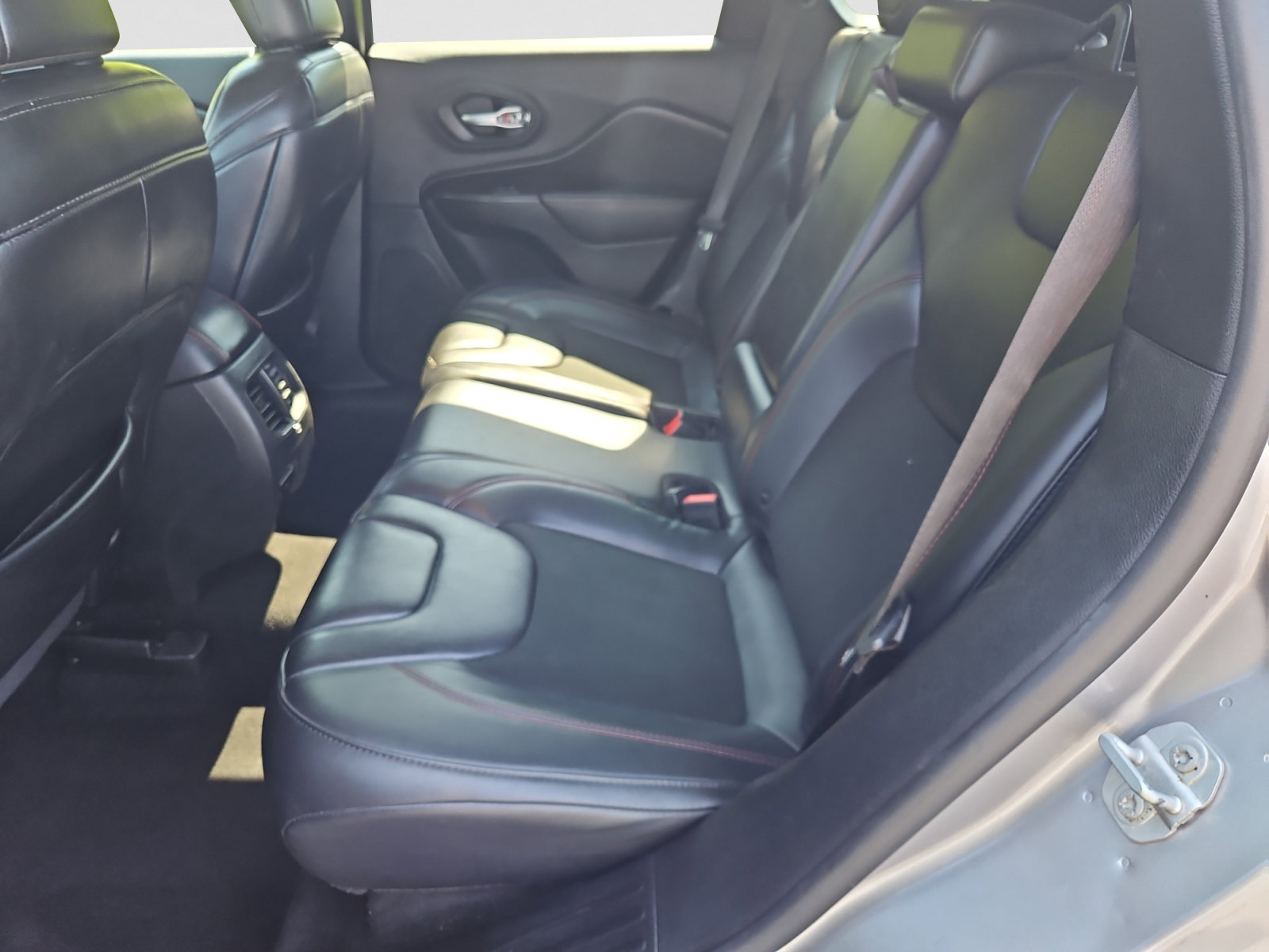 Used 2019 Jeep Cherokee Trailhawk w/ Cold Weather Group AWD/4WD image 14