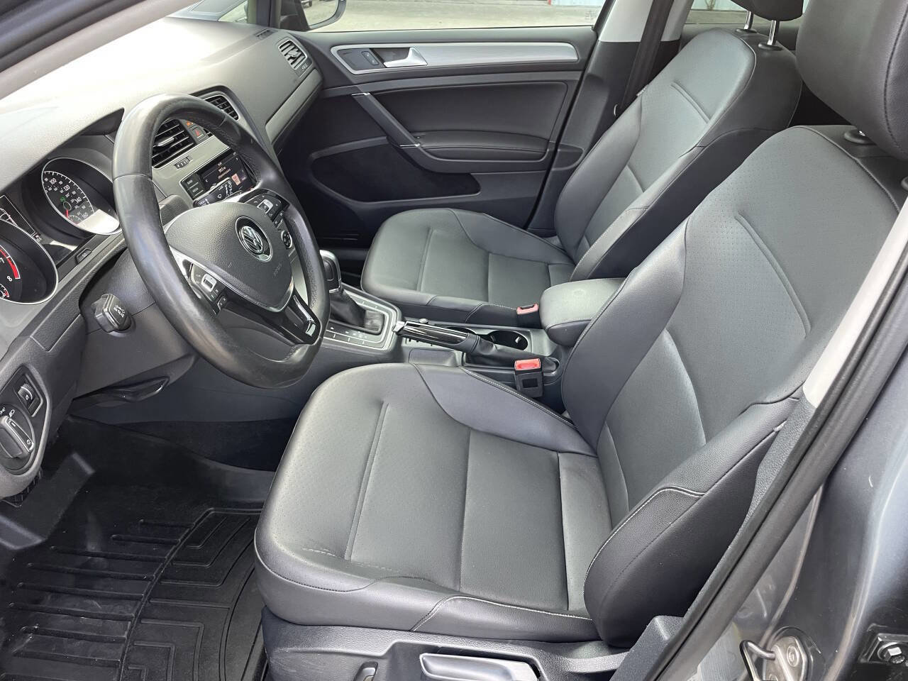 Used 2015 Volkswagen Golf S image 11