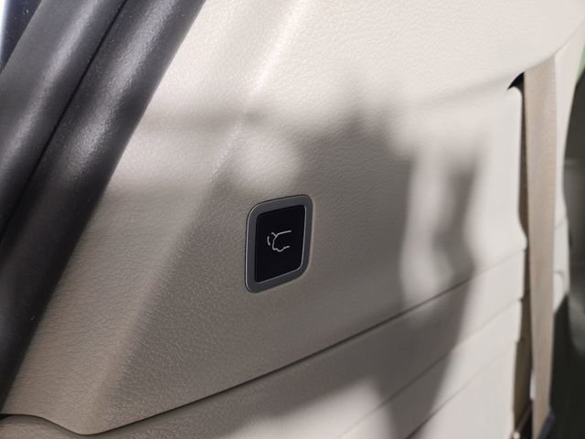 Used 2024 Chrysler Pacifica Select image 32