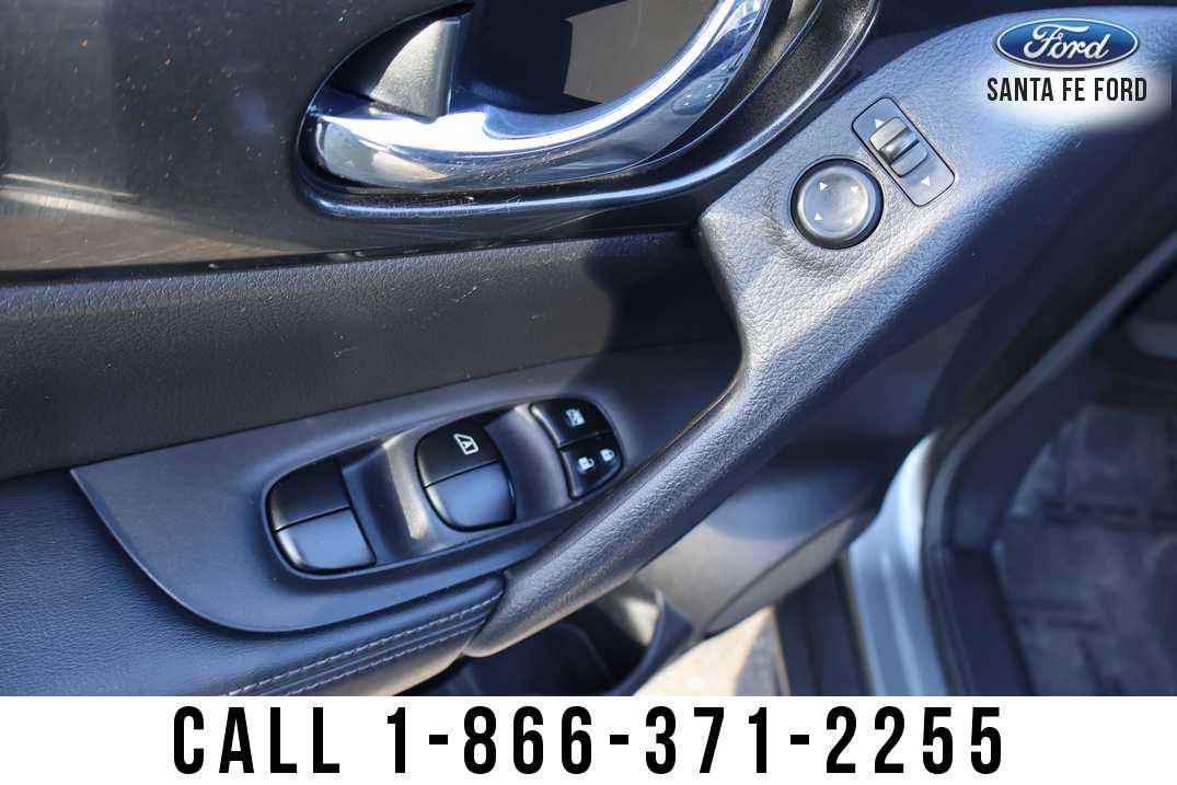 Used 2017 Nissan Rogue SV image 8