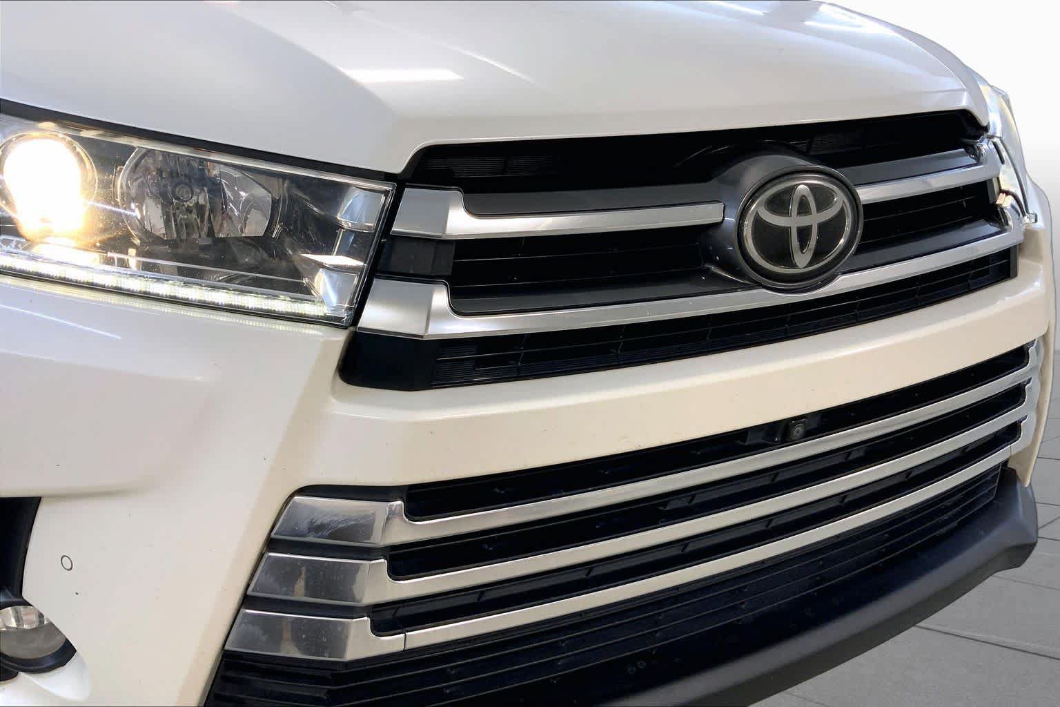 Used 2017 Toyota Highlander Limited Platinum AWD/4WD image 32