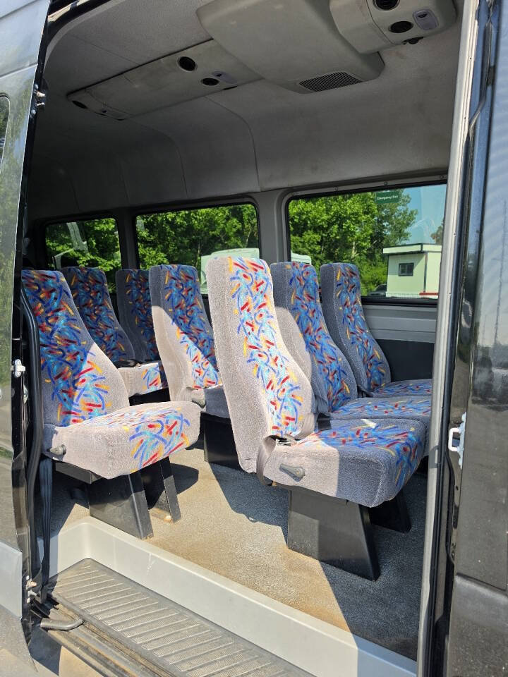Used 2015 Freightliner Sprinter 2500 RWD image 16