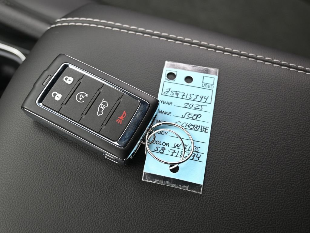 Used 2025 Jeep Grand Cherokee L Laredo image 17