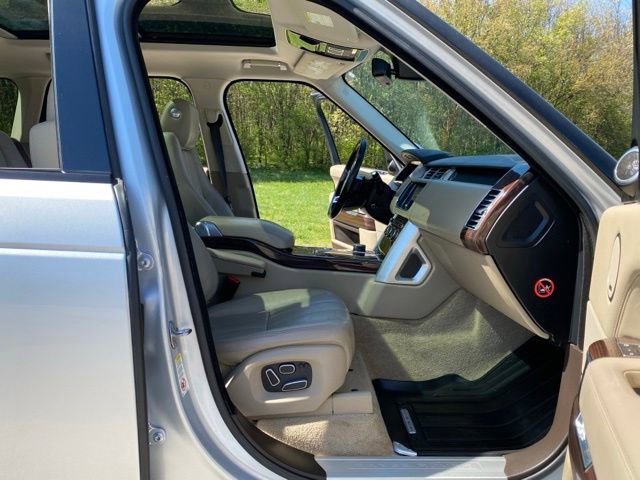 Used 2015 Land Rover Range Rover HSE image 16