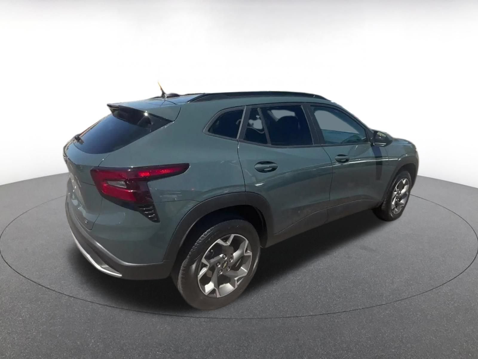 Used 2025 Chevrolet Trax LT FWD image 12