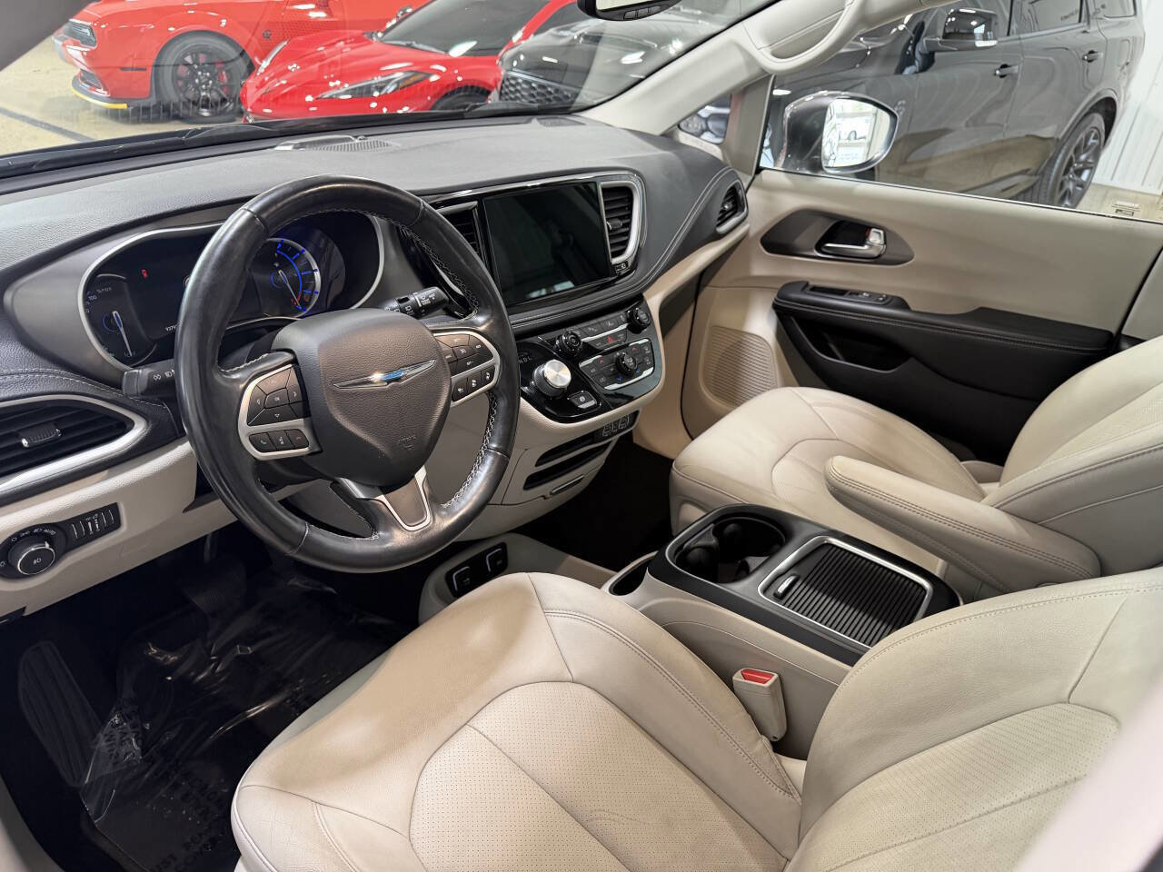 Used 2021 Chrysler Pacifica Touring-L FWD image 6