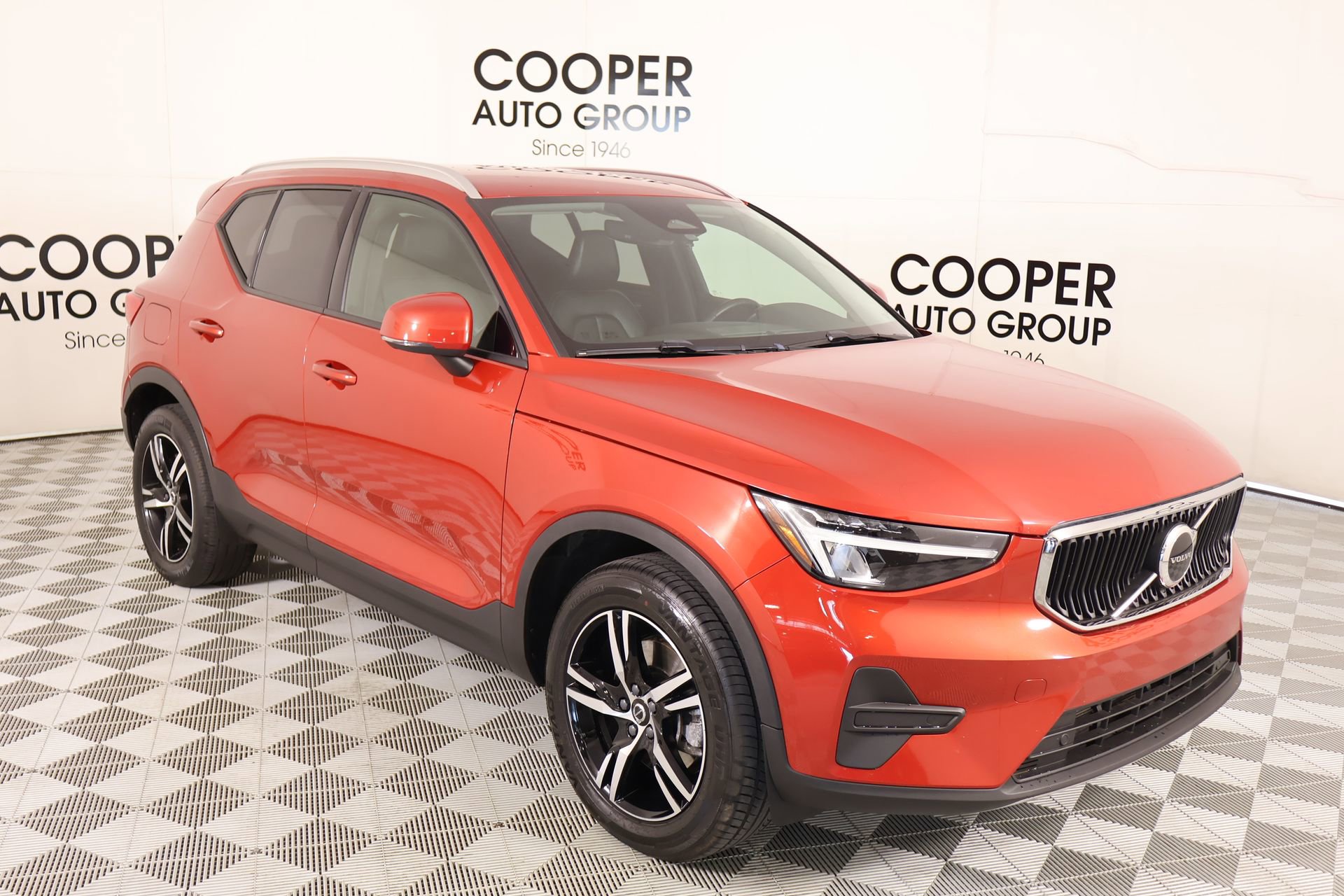 Used 2023 Volvo XC40 B5 Core image 1
