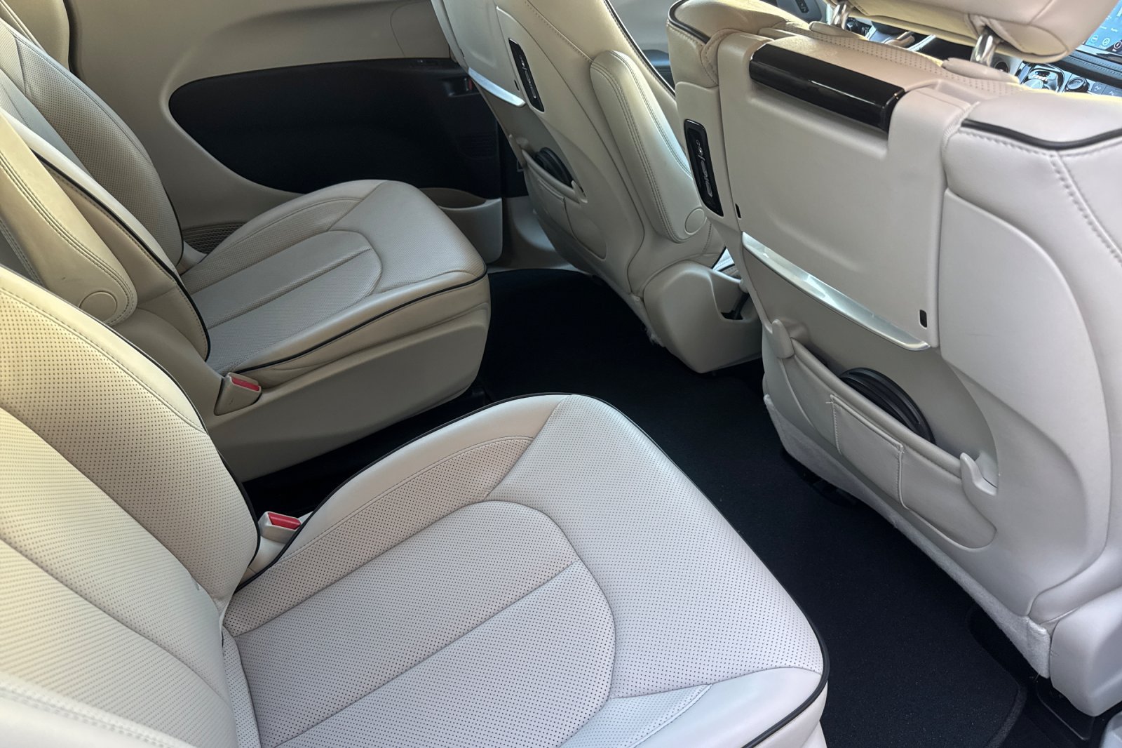 Used 2020 Chrysler Pacifica Limited w/ Advanced Safetytec Group FWD image 18