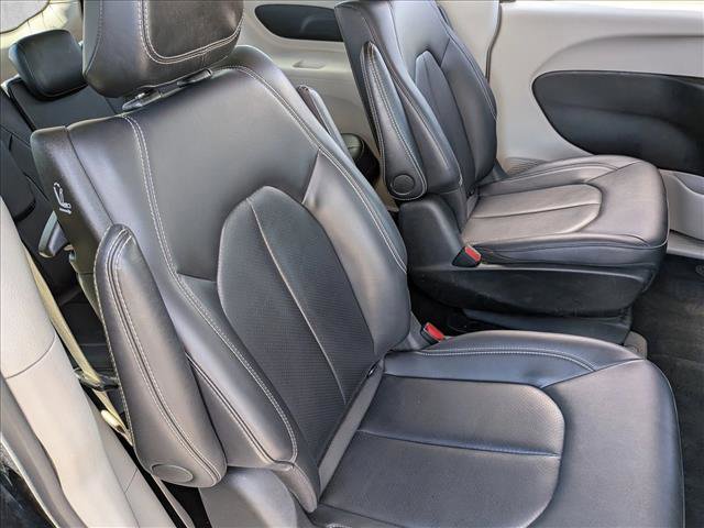 Used 2024 Chrysler Pacifica Select image 19