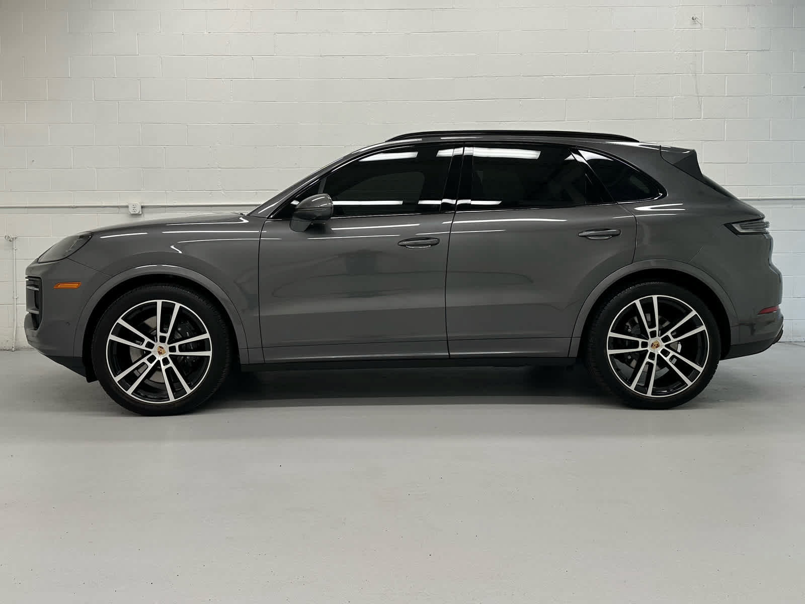 Used 2025 Porsche Cayenne S AWD/4WD image 3