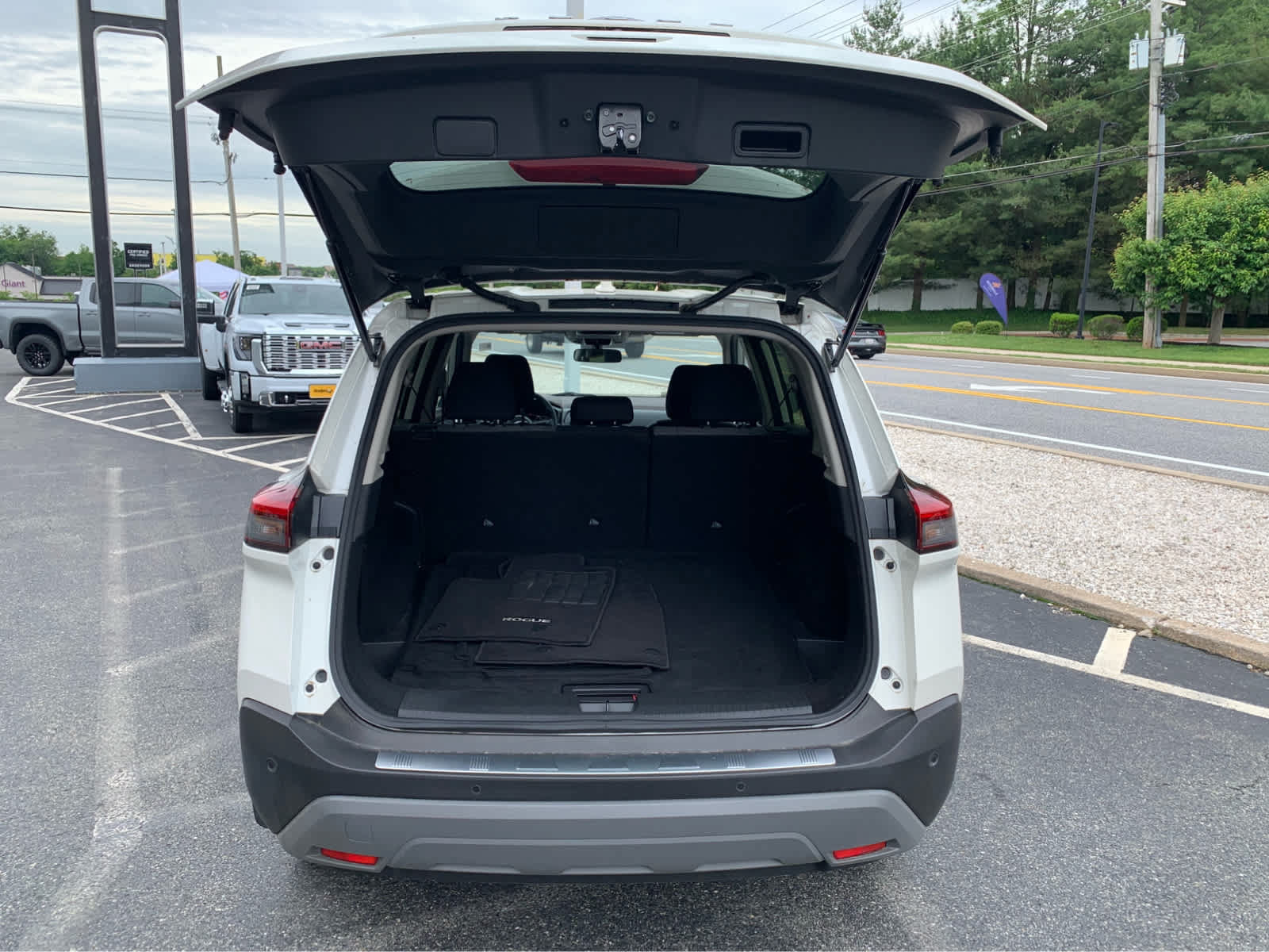 Used 2023 Nissan Rogue SV AWD/4WD image 5