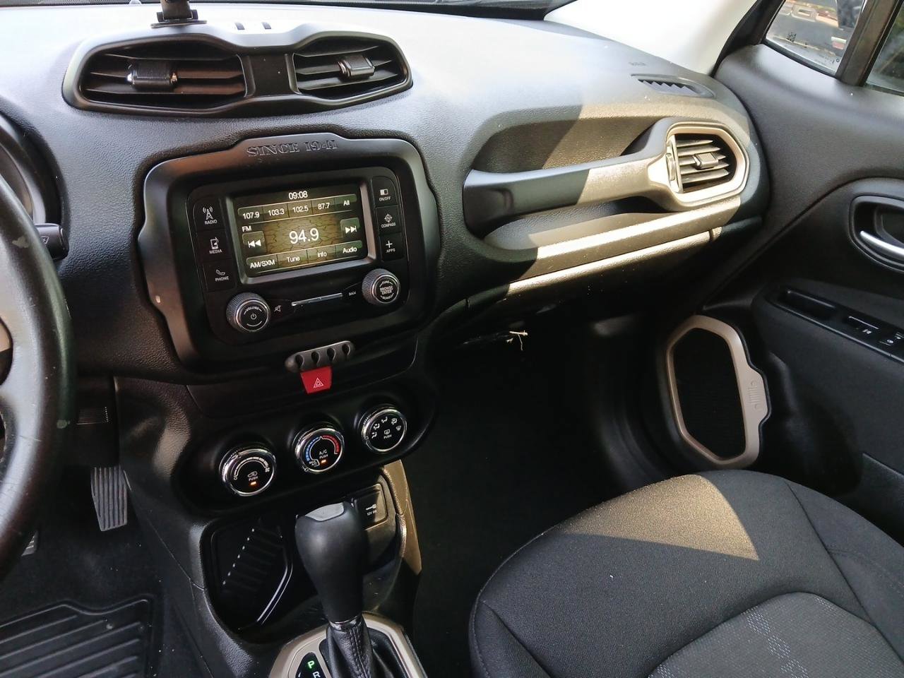 Used 2017 Jeep Renegade Latitude FWD image 20