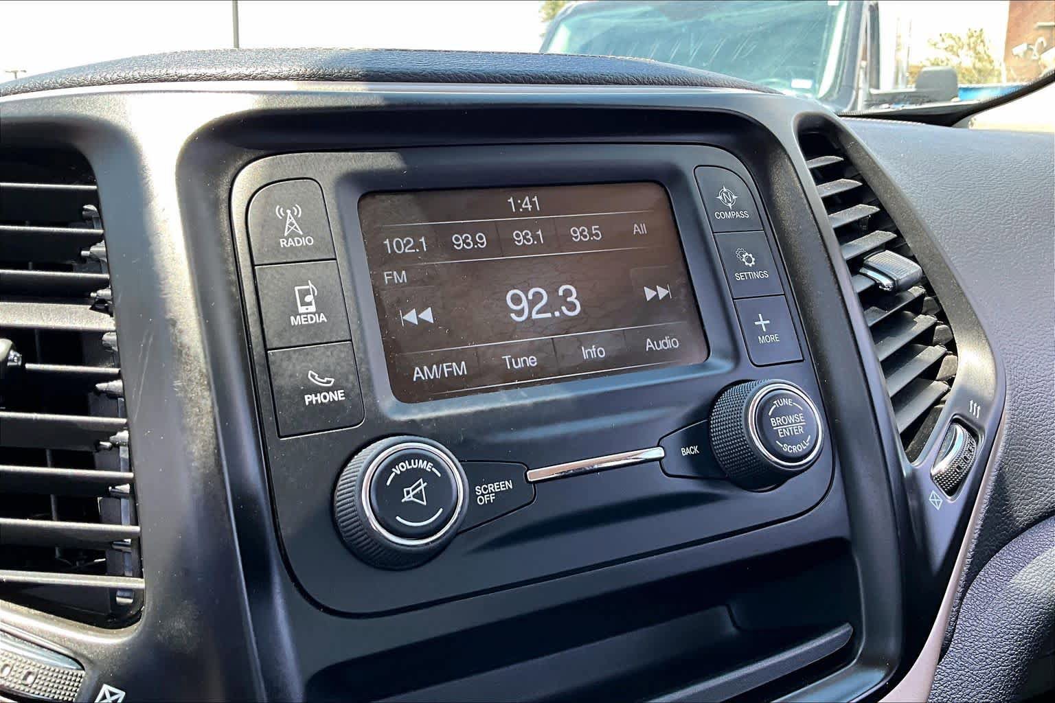 Used 2018 Jeep Cherokee Latitude w/ Altitude Package FWD image 30
