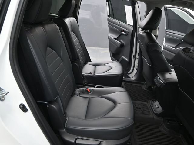 Used 2022 Toyota Highlander XLE image 14