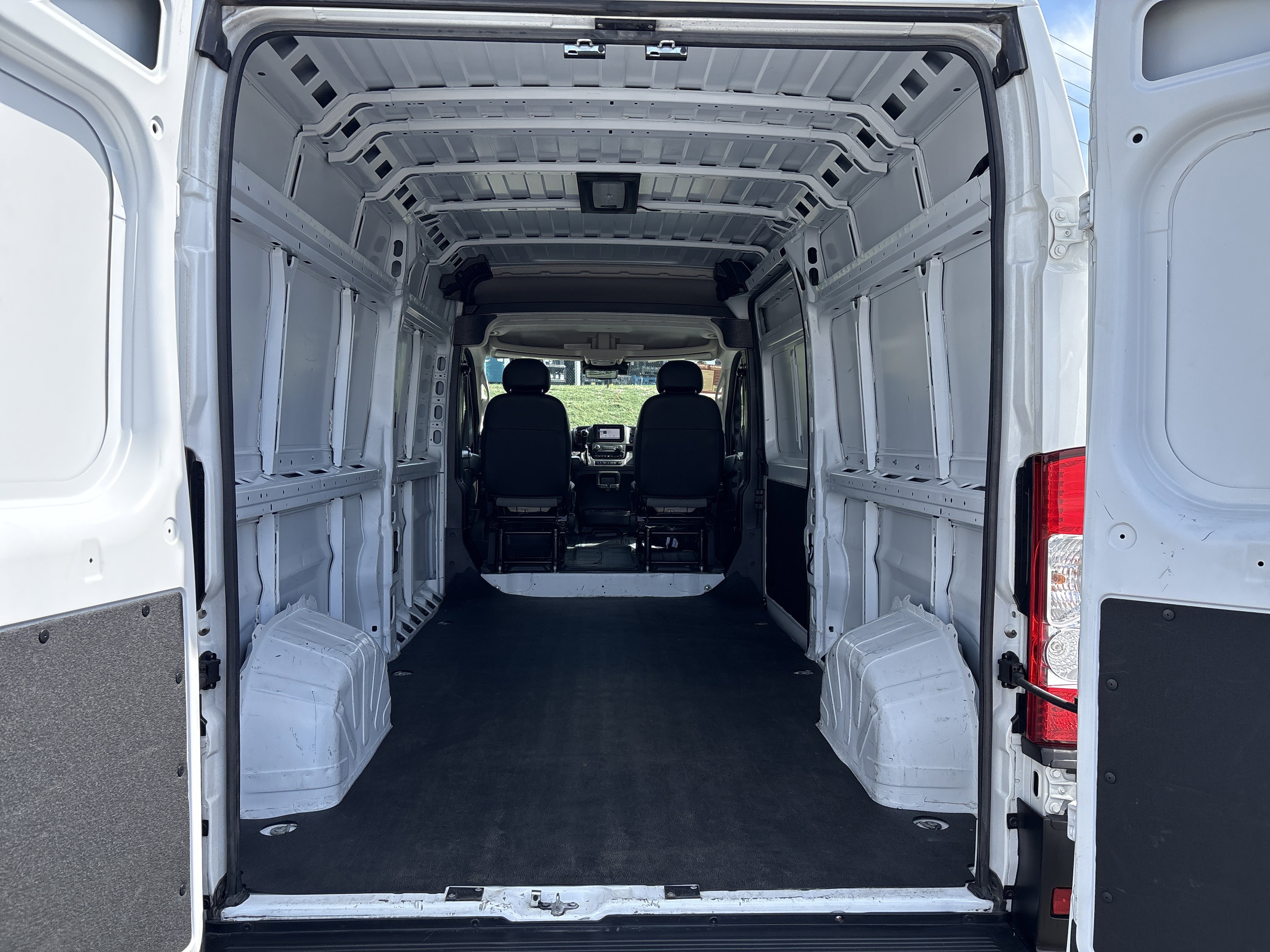 Used 2024 RAM ProMaster 2500 w/ Safety Group image 33