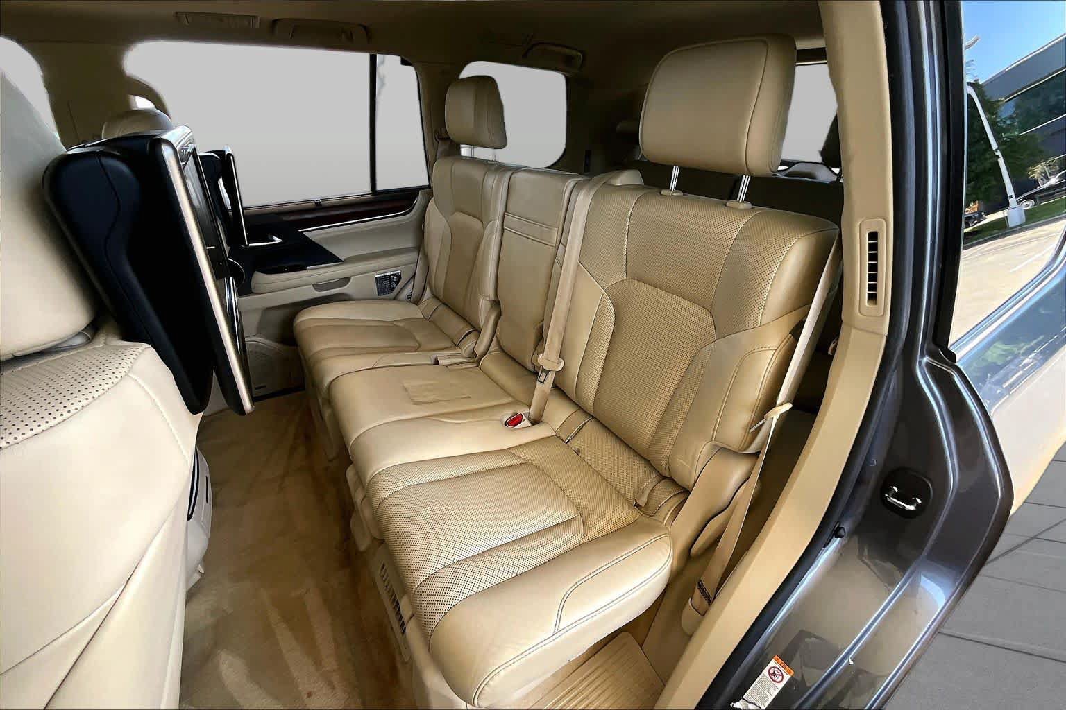 Used 2019 Lexus LX 570 4WD w/ Luxury Package image 18