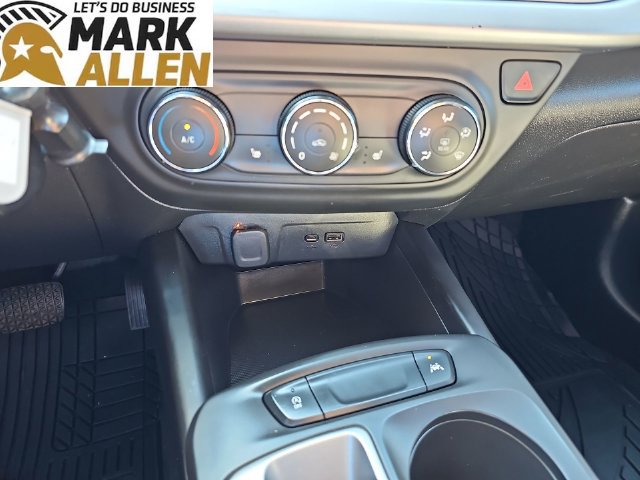 Used 2025 Chevrolet Trax RS w/ Sunroof Package FWD image 17