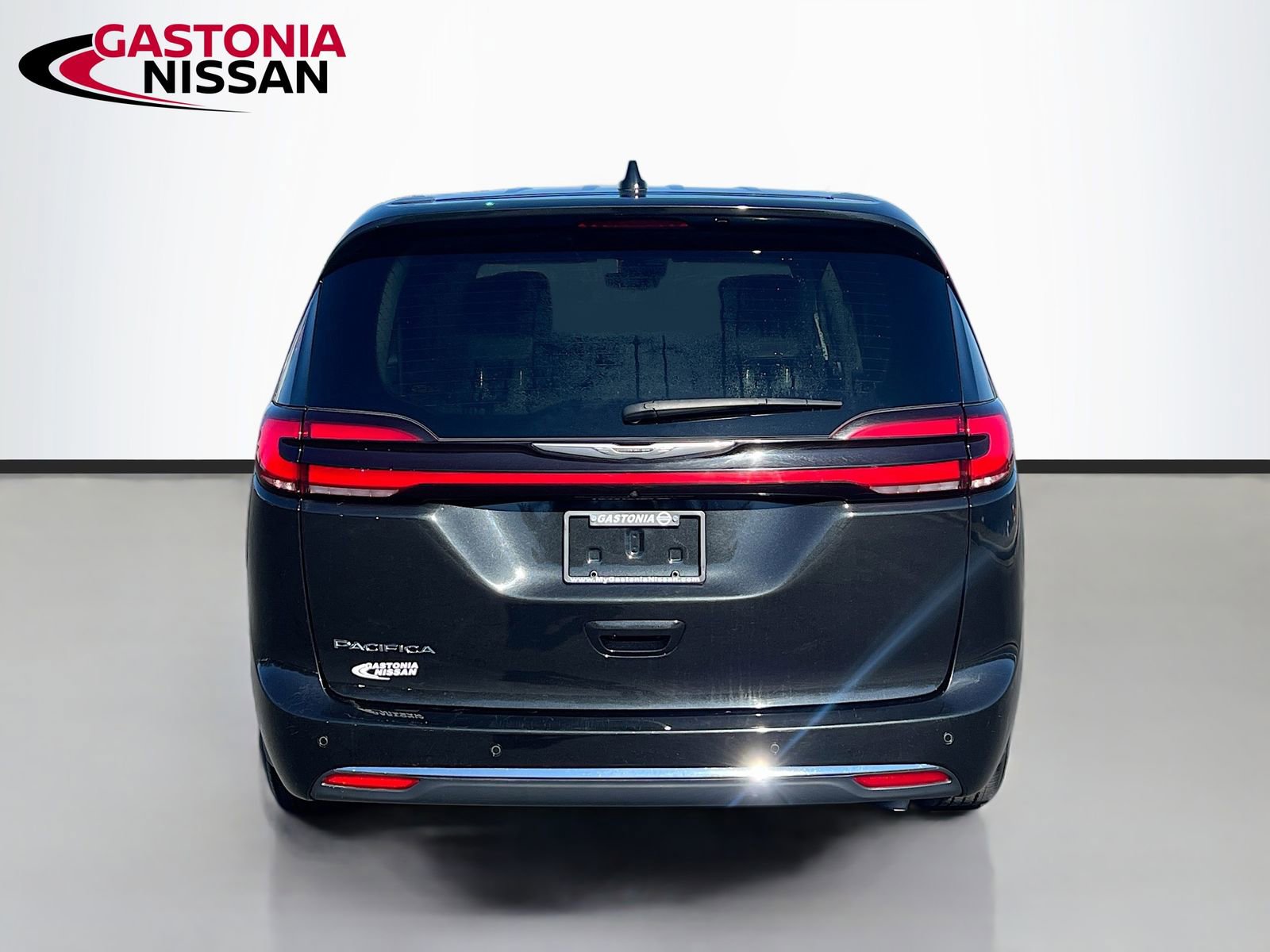 Used 2023 Chrysler Pacifica Touring-L image 7