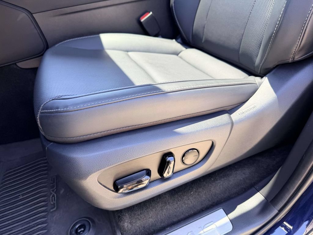 Used 2024 Lexus GX 550 w/ Accessory Package (Z1) AWD/4WD image 19