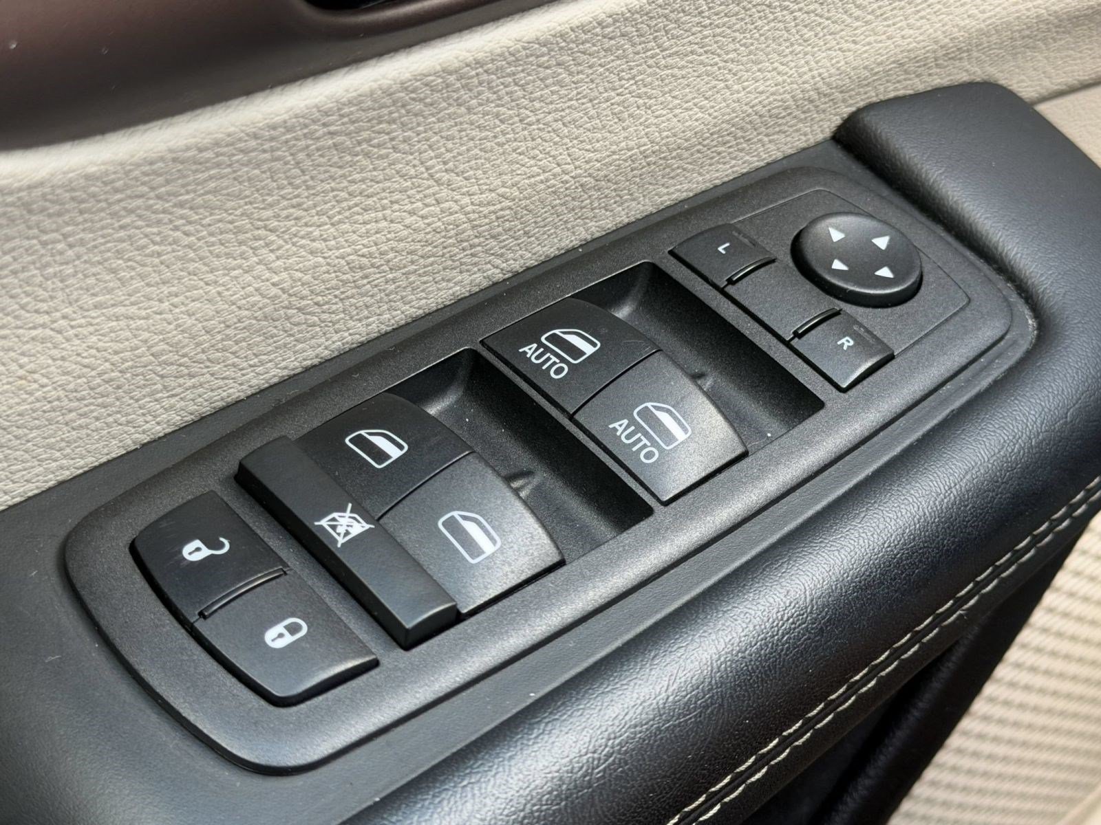 Used 2023 Chrysler Voyager LX FWD image 31