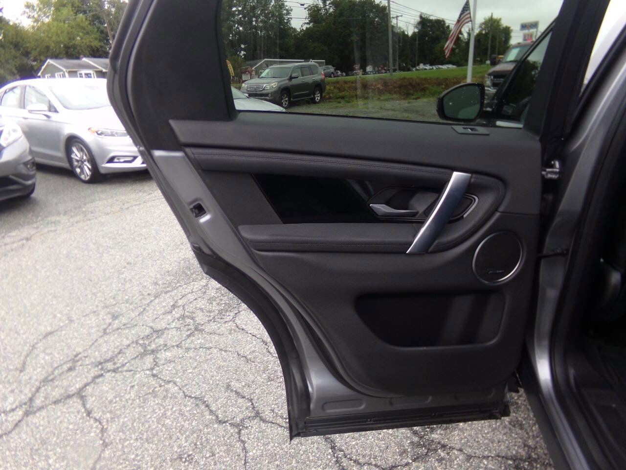 Used 2020 Land Rover Discovery Sport S image 32