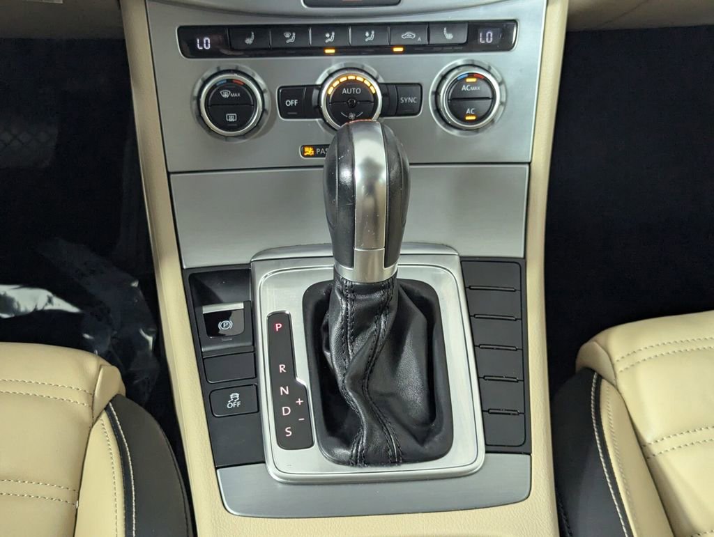 Used 2013 Volkswagen CC Lux image 19