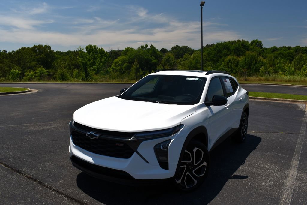 Used 2024 Chevrolet Trax RS w/ Sunroof Package FWD image 6