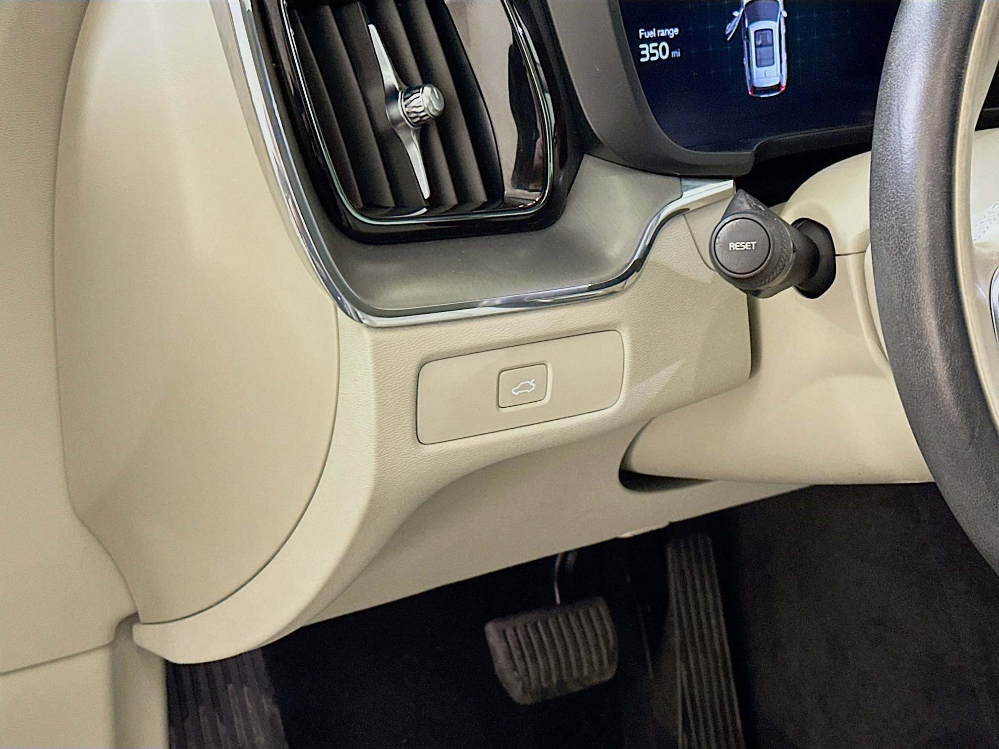 Used 2023 Volvo XC60 B5 Core image 17