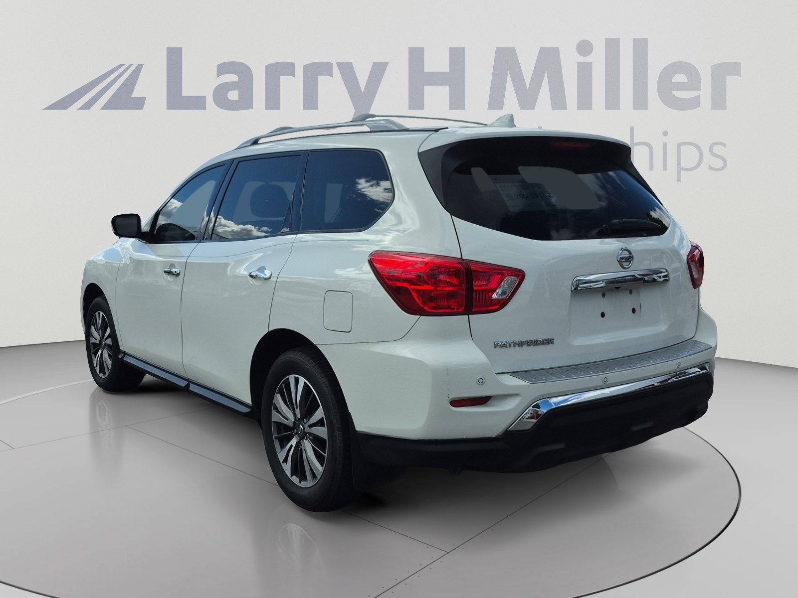 Used 2020 Nissan Pathfinder S FWD image 3