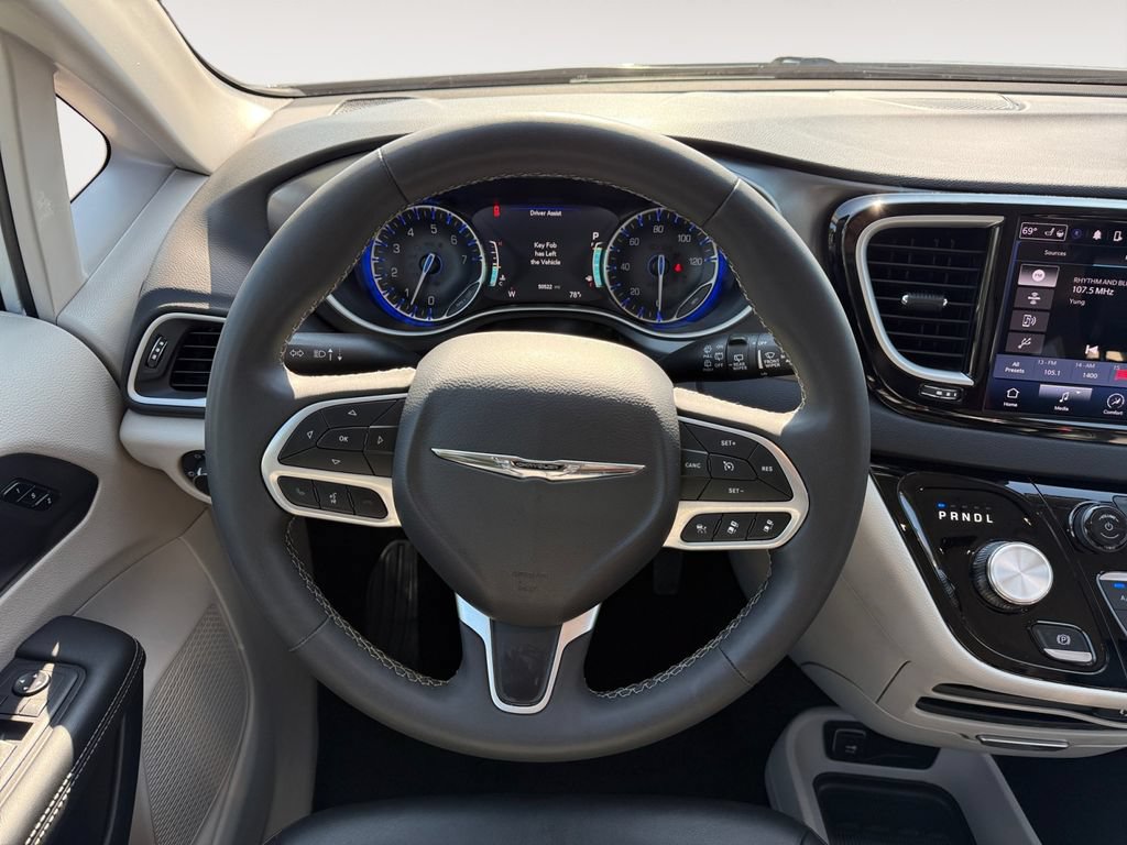 Used 2024 Chrysler Pacifica Touring-L FWD image 12