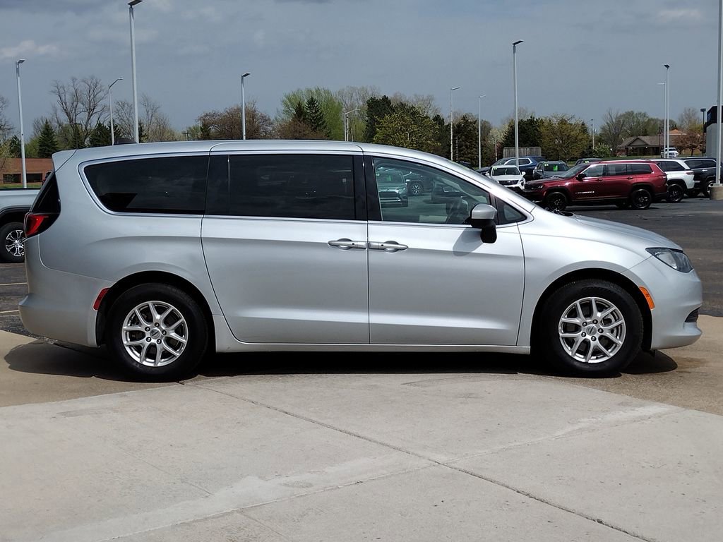 Used 2023 Chrysler Voyager LX FWD image 15