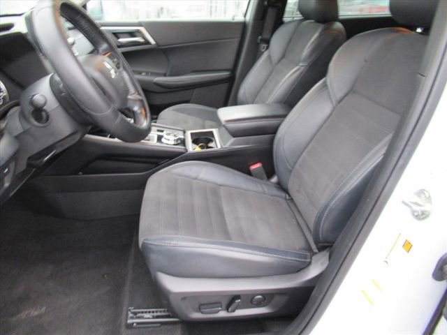 Used 2022 Mitsubishi Outlander SE image 16