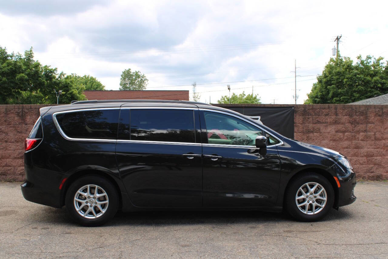 Used 2021 Chrysler Voyager Lxi FWD image 5