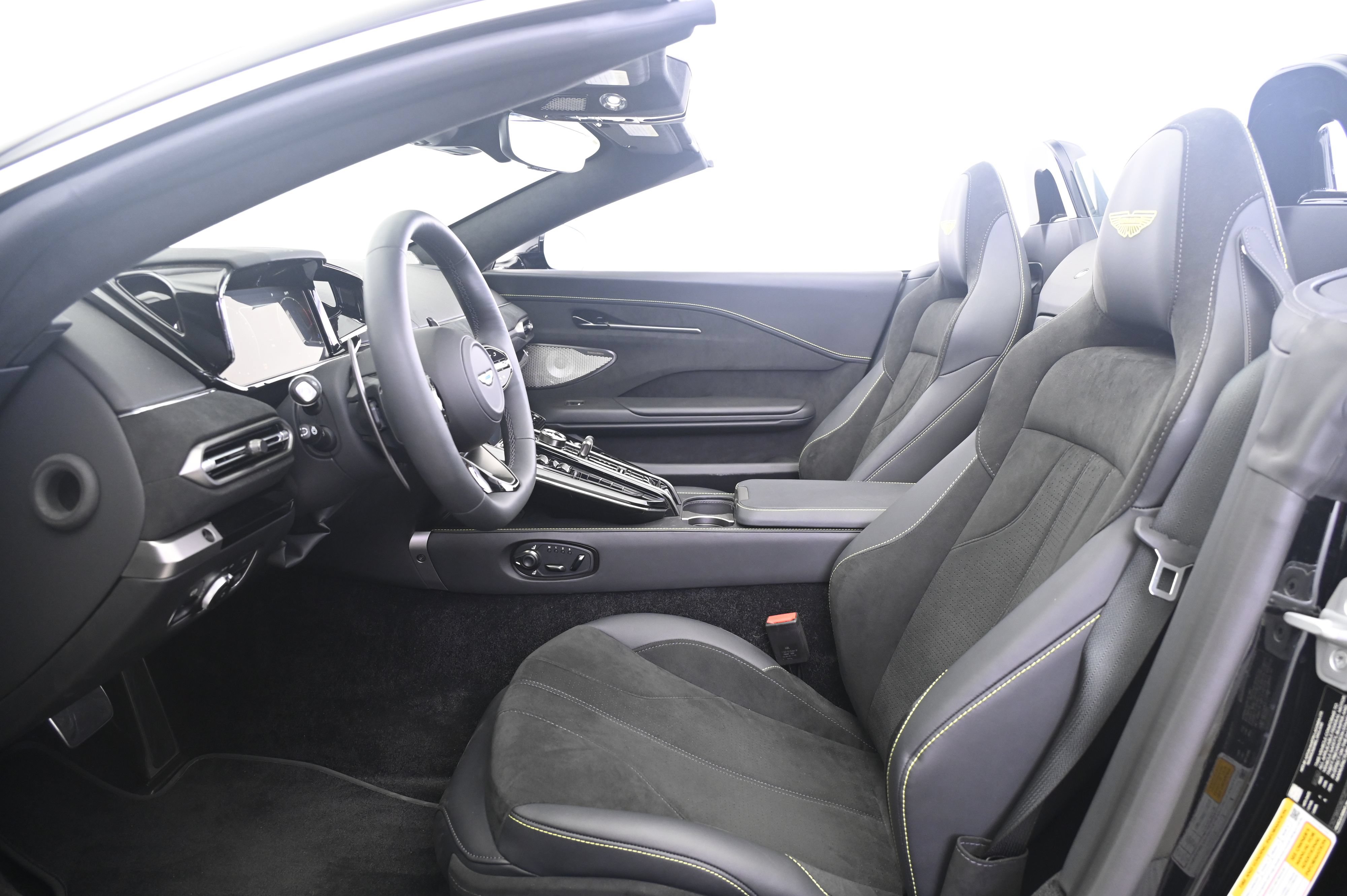 Used 2026 Aston Martin V8 Vantage Coupe RWD image 28