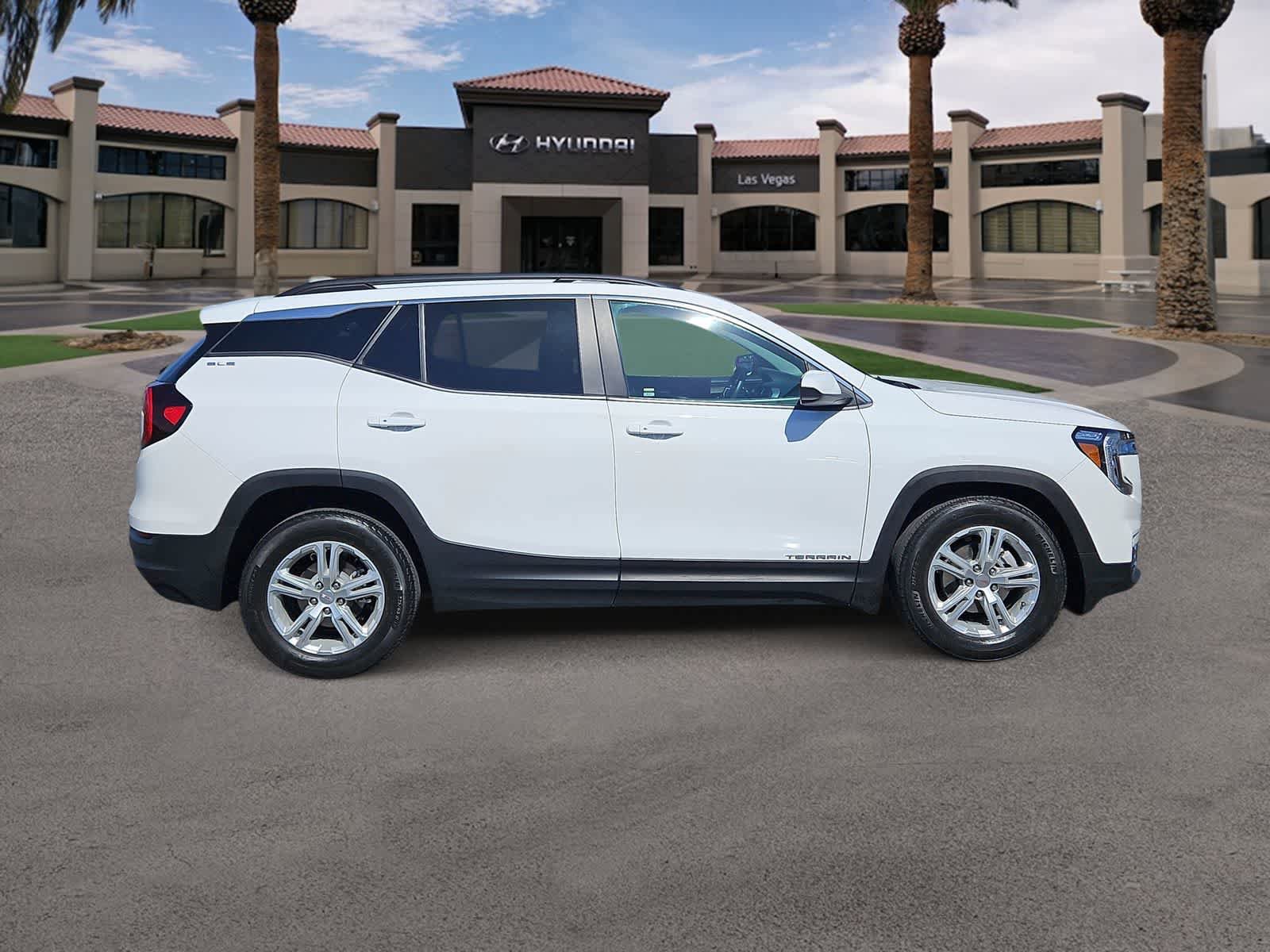 Used 2022 GMC Terrain SLE w/ Driver Convenience Package FWD image 9