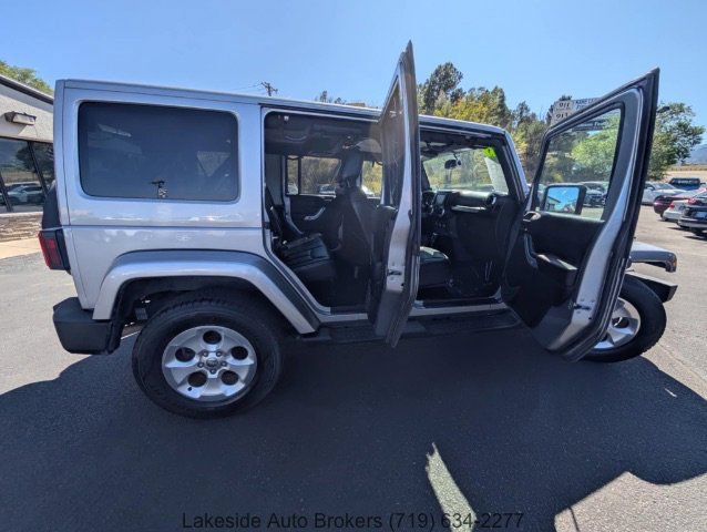 Used 2013 Jeep Wrangler Unlimited Sahara w/ Connectivity Group AWD/4WD image 11
