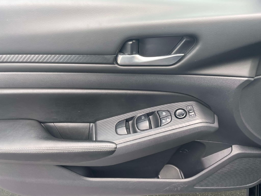 Used 2025 Nissan Altima 2.5 SV FWD image 18
