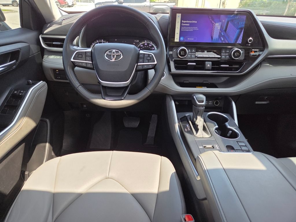 Used 2024 Toyota Highlander XLE FWD image 7