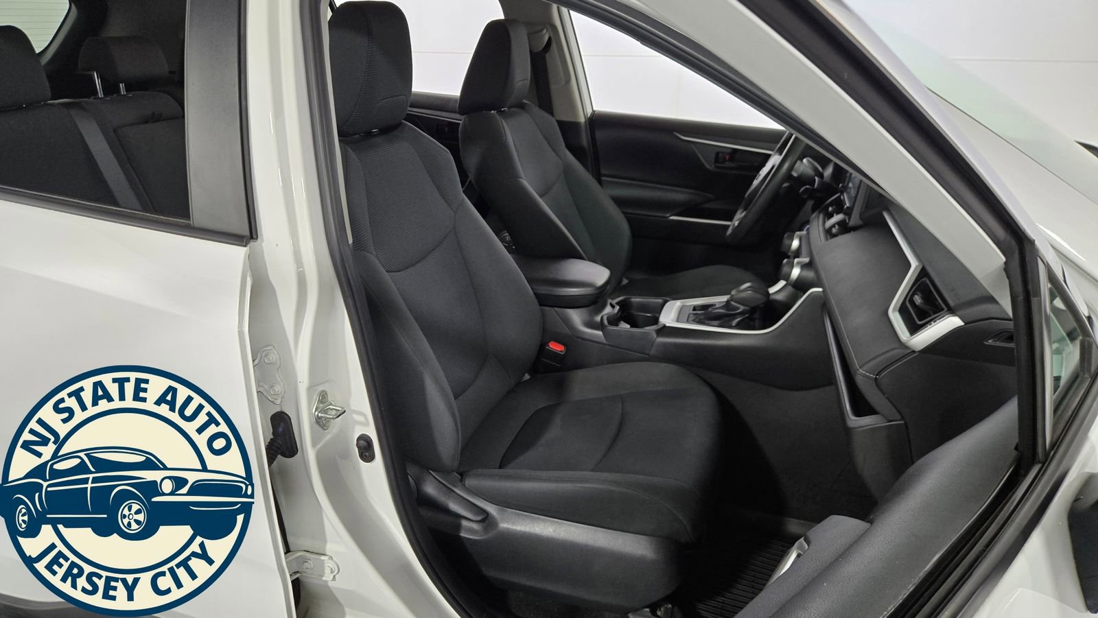 Used 2020 Toyota RAV4 LE w/ All Weather Liner Package image 33