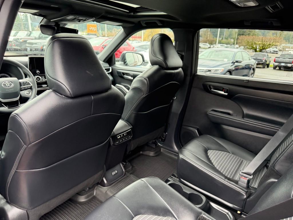 Used 2025 Toyota Highlander XSE AWD/4WD image 32