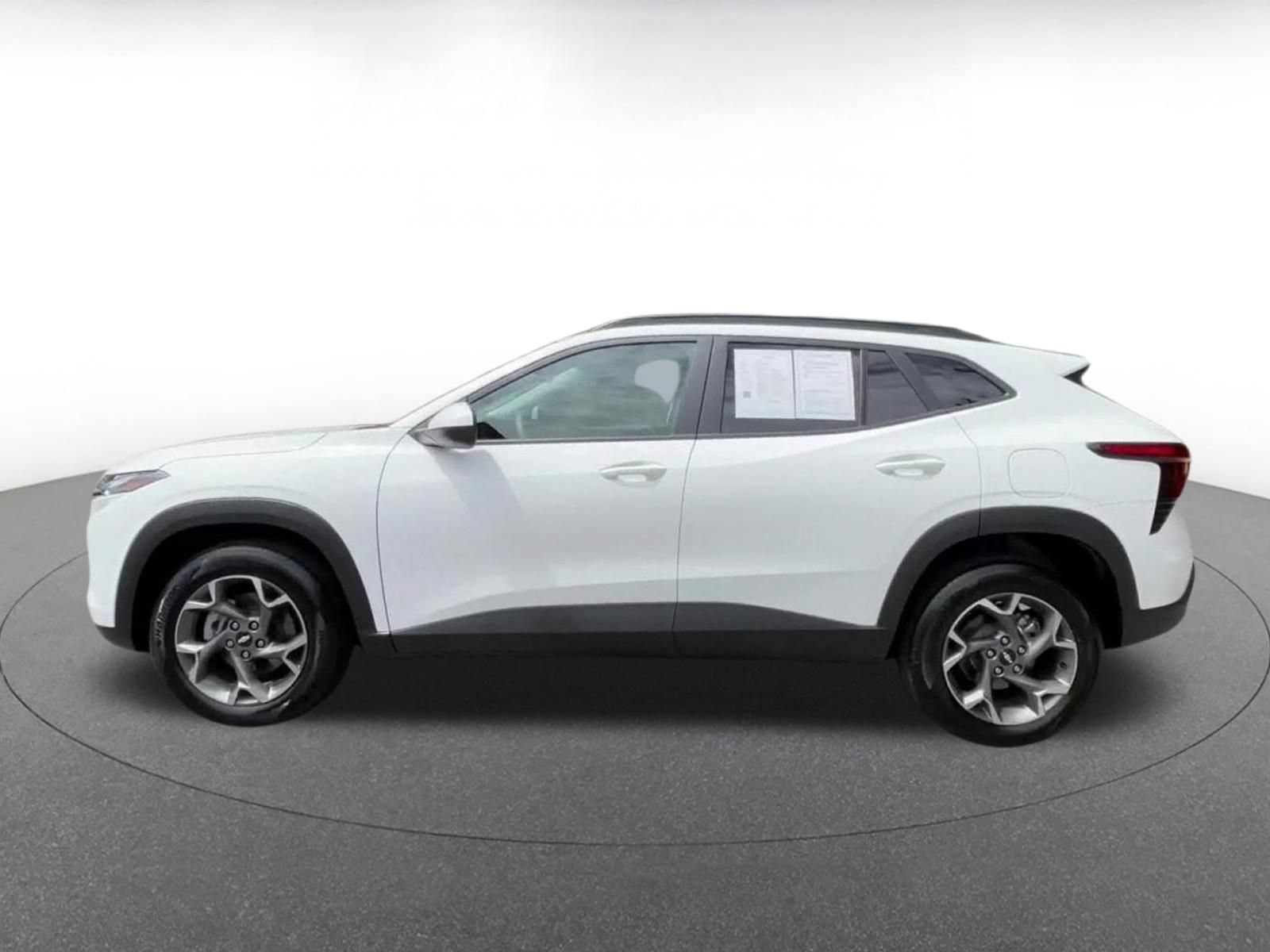 Used 2025 Chevrolet Trax LT FWD image 8