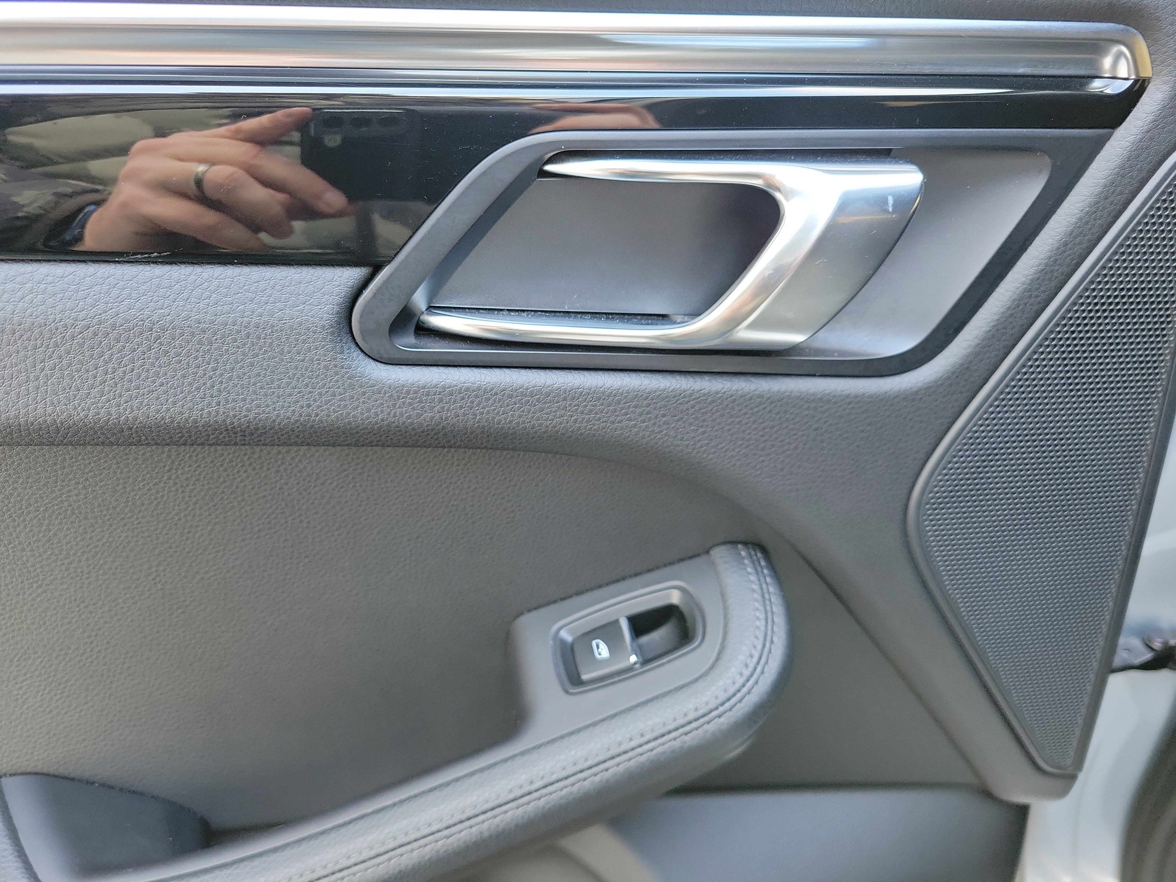 Used 2016 Porsche Macan S image 16