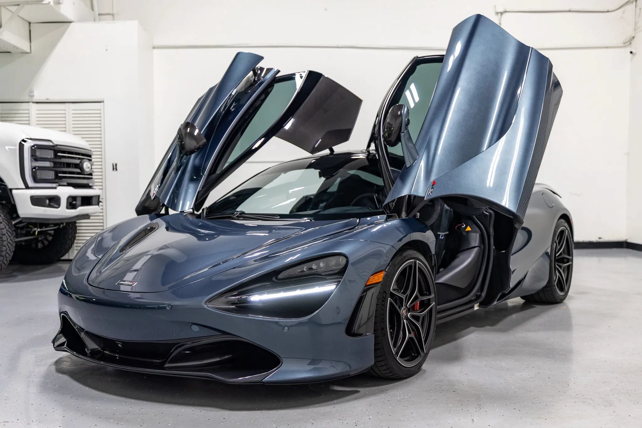 Used 2018 McLaren 720S Performance RWD image 3