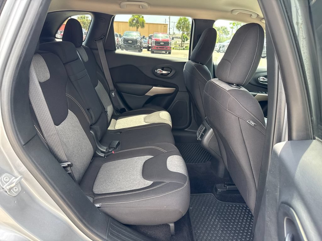 Used 2017 Jeep Cherokee Sport FWD image 24