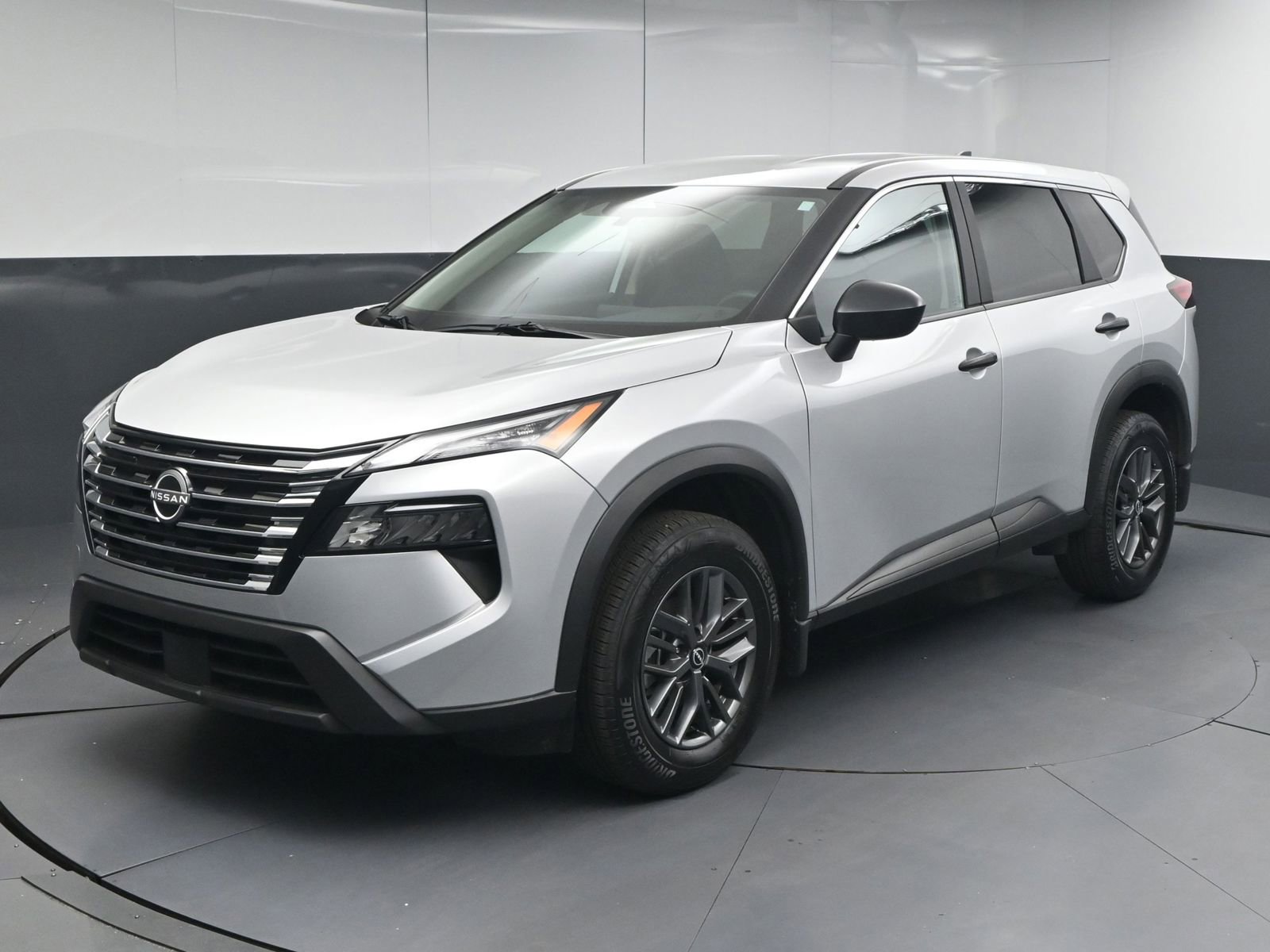 Used 2025 Nissan Rogue S image 3