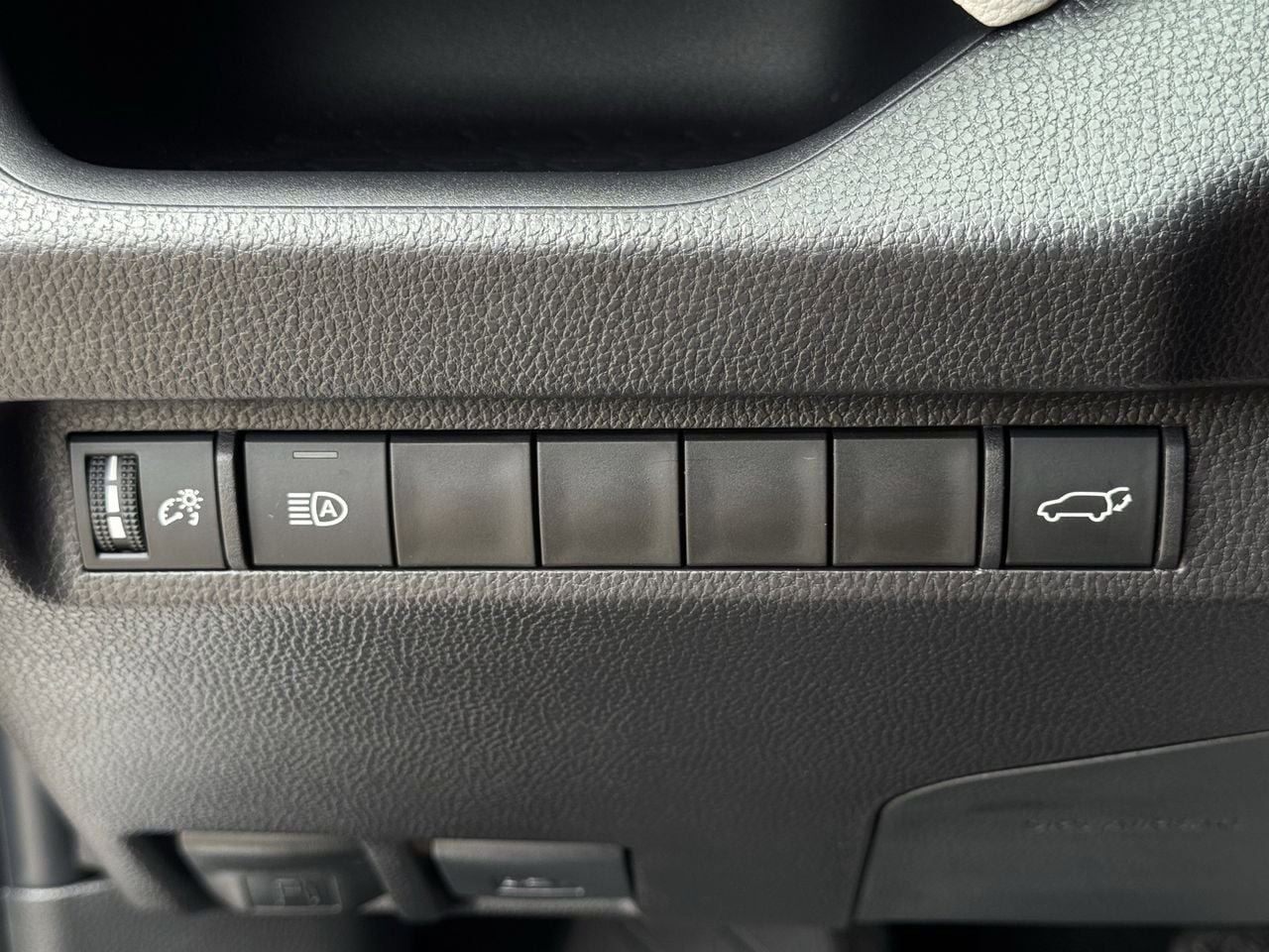 Used 2025 Toyota RAV4 XLE w/ Convenience Package FWD image 21