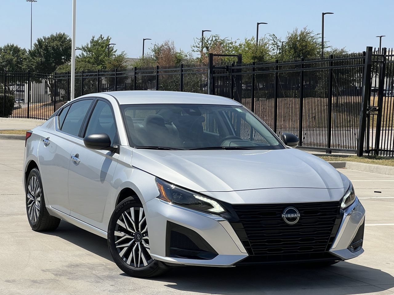 Used 2025 Nissan Altima 2.5 SV FWD image 1