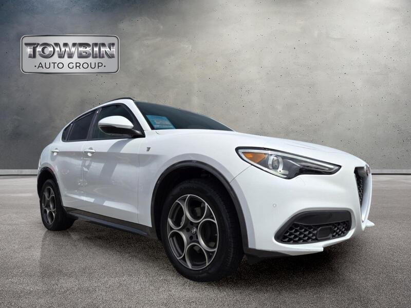 Used 2022 Alfa Romeo Stelvio Ti AWD/4WD image 2