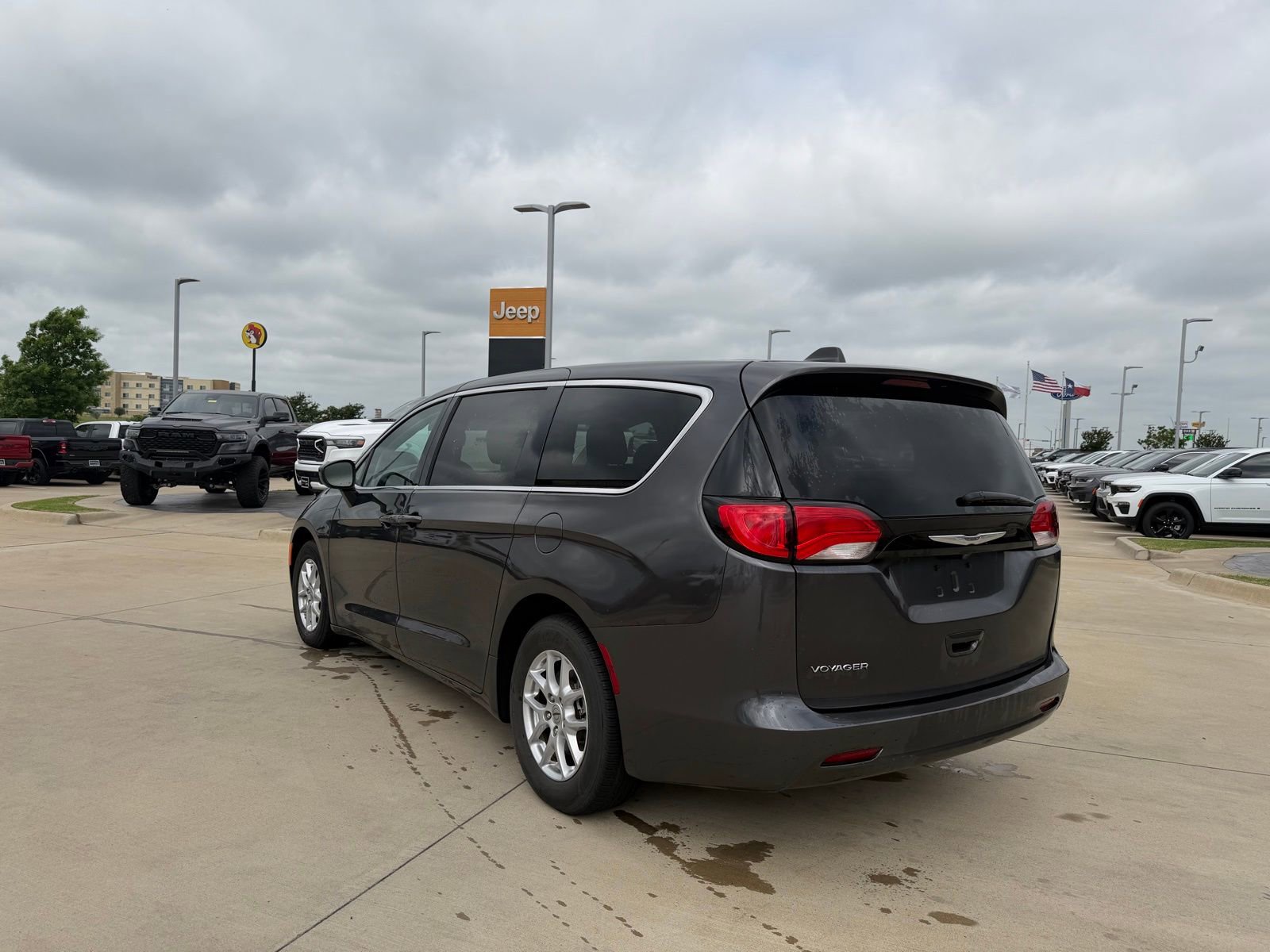 Used 2022 Chrysler Voyager LX image 3