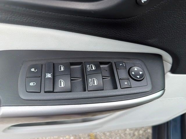 Used 2022 Jeep Cherokee Limited AWD/4WD image 12